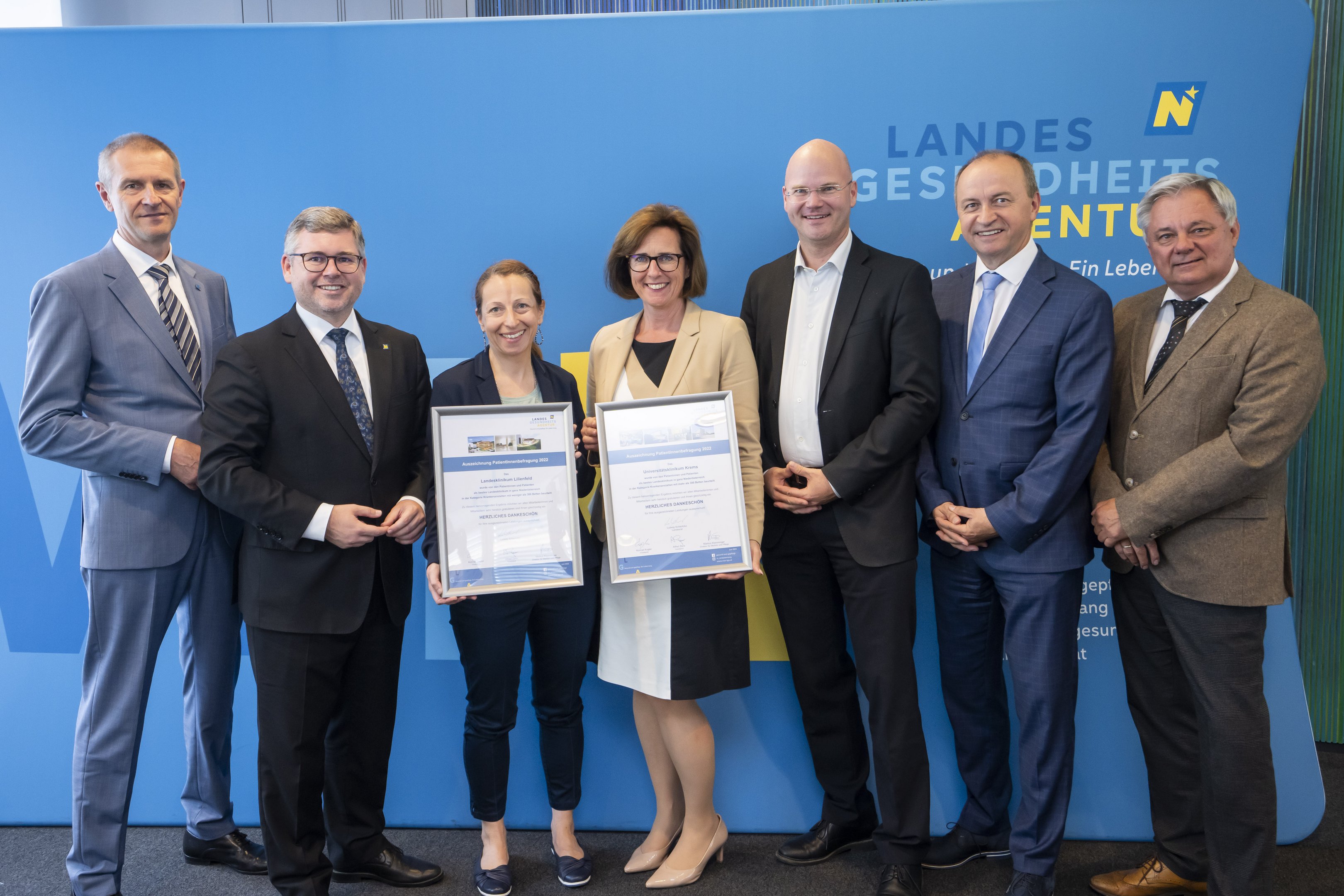 Preisträger der PatientInnen-Befragung 2022 mit LGA-Vorstand und Direktor